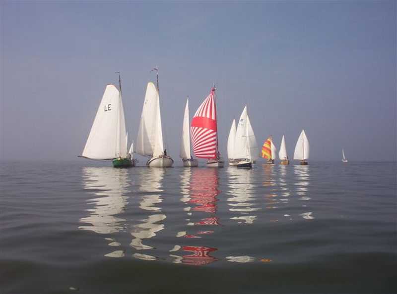 Alle klassen kwamen elkaar tegen bij een boei midden op het Ijsselmeer,Skegrace'04-Foto ReneBergh